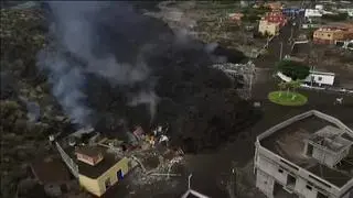 El vuelo del dron capta 4 columnas de humo en los laterales de la colada. Se elevan de entre los escombros de edificaciones recién engullidas.