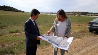 El alcalde, Luis Felipe, y la concejala de Urbanismo, María Rodrigo, explican las obras del camino de Valdabra sobre un plano.