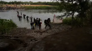 Ciudad Acuna (Mexico), 21/09/2021.- Migrants, many of them Haitian, cross the Rio Grande river back and forth from the United States and Mexico, to camp after a lack of supplies are given to them in the USA in Ciudad Acuna, Mexico, 21 September 2021. According to reports more than 14,000 people have crossed the Rio Grande river from Mexico creating a humanitarian crisis. The Biden administration has started to fly the migrants back to Haiti according to federal officials. (Estados Unidos) EFE/EPA/ALLISON DINNER
 MEXICO USA MIGRATION