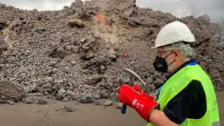 El geólogo Eumenio Ancochea tomando muestras del frente de la colada de lava del volcán de Cumbre Vieja en La Palma.