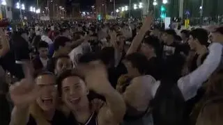 Miles de jóvenes celebran con un macrobotellón las fiestas de La Mercé en Barcelona