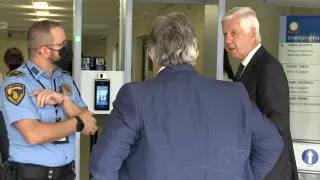 Agostinangelo Marras a su llegada al lugar donde está detenido Puigdemont