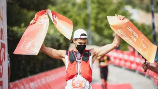 Alejandro Mayor celebra su triunfo en la Ultra Trail Guara Somontano.