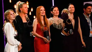 Flora Ofelia, Jessica Chastain y Alina Grigore con sus respectivos premios