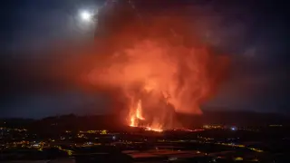 La nueva colada de lava del volcán de Cumbre Vieja (La Palma) discurre por encima de la que salió en los últimos días, siendo más fluida y más rápida que las primeras coladas de la erupción.