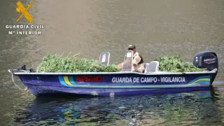 Una barca de la Guardia Civil con marihuana incautada.