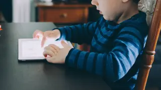Imagen de recurso de un niño con una tableta