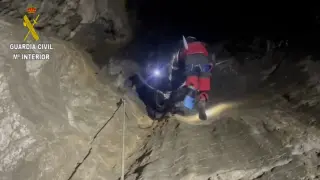 Momento del rescate del espeleólogo zaragozano en una cueva de Villanúa.