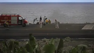Operarios limpian de cenizas una pista del Aeropuerto de La Palma,