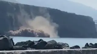 Los derrumbamientos en la costa presagian cómo sería la llegada de la lava al mar