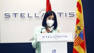 La ministra de Sanidad acudió a la planta de Stellantis con motivo del inicio de la vacunación en el ámbito laboral.