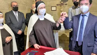 El alcalde de Huesca entrega a la priora del convento de las Miguelas el simbólico céntimo.