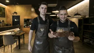 Los cocineros Alex Viñal y David Lorente, del restaurante Nola Gras, con la versión casera de su tapa ganadora.