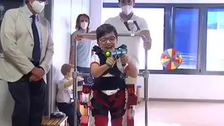 Un exoesqueleto permite moverse a niños con problemas de movilidad