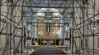 La iglesia de Binéfar lleva 15 años con andamios por un desprendimiento que hubo en la bóveda.