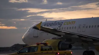 Un avión de la compañía de bajo coste Vueling, en el aeropuerto de Zaragoza