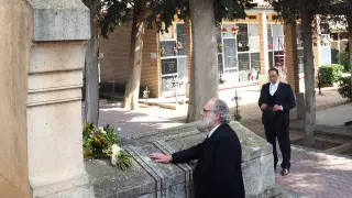 Recreación de la última visita que realizó Francisco Pradilla a la tumba de sus padres.