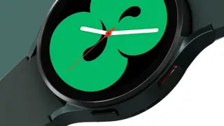 La versión normal del Watch 4 es más moderna, sencilla y futurista. El color verde de la correa de plástico le sienta muy bien.