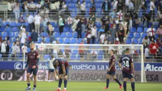 Los jugadores de la SD Huesca, tras su derrota con el Tenerife.