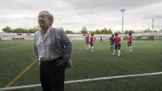 Ángel Dolado, en el rondo con las jugadoras del Zaragoza CFF.