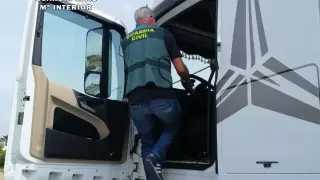 Un agente de la Guardia Civil durante la inspección de un camión.