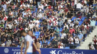 Imagen de afición del Huesca en el partido contra el Tenerife en El Alcoraz.