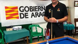 Carmelo Garcés muestra su trofeo.