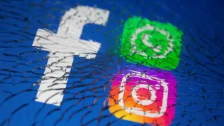 Logos de Whatsapp, Facebook e Instagram en una pantalla rota