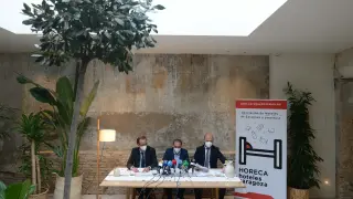 Marcos Martínez, vicepresidente de Horeca Hoteles Zaragoza, secretario general, Daniel López, y el vocal de la asociación Ignacio Nieto, durante la rueda de prensa.
