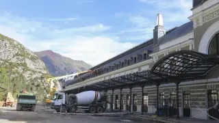 La explanada de los Arañones se transforma para dar paso a una nueva urbanización en torno a la estación de tren, que incorporará los elementos ferroviarios.