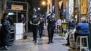 La Policía Nacional patrullaba el jueves por la noche por las calles del Tubo.