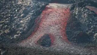 Salida de uno de los tubos de lava del volcán de La Palma