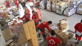 Voluntarios de Cruz Roja, preparando la distribución de alimentos procedentes de la Comunidad Europea entre familias altoaragonesas.