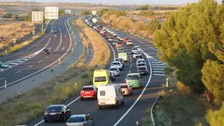 La colisión entre tres vehículos en la A-23 a media tarde causa un embotellamiento de 3 km ente las Canteras de Almudévar y Huesca