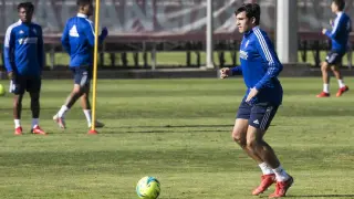 Iván Azón, con la pelota, en el entrenamiento del equipo en la Ciudad Deportiva.