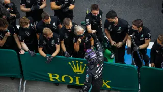 Hamilton saludando a su equipo tras la clasificación