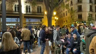 Varios grupos de jóvenes en la plaza del Justicia durante la noche del sábado.