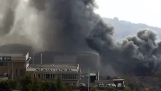 Confinan a casi 3.000 personas en La Palma al incendiar la colada de lava una fábrica de cemento