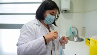 Una enfermera carga una dosis de Pfizer en el centro de salud Actur Oeste de Zaragoza.