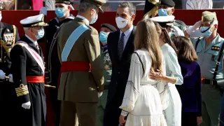 El Rey saluda a Sánchez antes del desfile