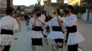 Los danzantes de Bulbuente a su entrada en la plaza.