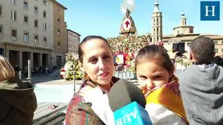 Cientos de zaragozanos se acercan a la plaza del Pilar para ver a la Virgen con su manto de flores