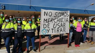 Protesta ayer de los trabajadores de IDL a las puertas de la factoría zaragozana de PSA.