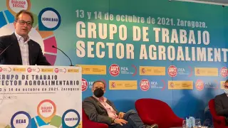 El secretario general de UGT-FICA, Pedro Hojas, durante su participación en la jornada sobre el sector agroalimentario que se celebra en Zaragoza.