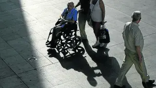 Unos pensionistas pasean por Sevilla.