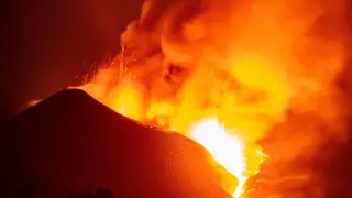 El volcán de La Palma continúa su actividad emitiendo lava que han formado nuevas coladas afectando a nuevas zonas a su paso en la madrugada del jueves.