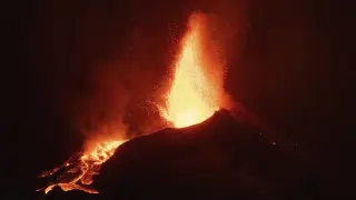 El volcán de La Palma sigue rugiendo y expandiéndose.