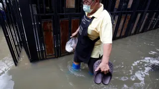 Un hombre en las calles totalmente inundadas de Filipinas.
