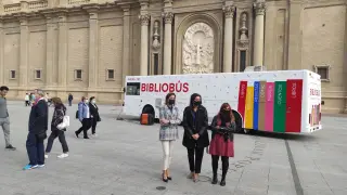 Presentación de la nueva imagen del Bibliobús, en la plaza del Pilar de Zaragoza.