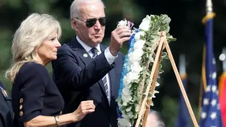 Biden y su esposa, durante el homenaje a los agentes que contuvieron el asalto al Capitolio.